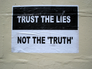 Opis: trust_the_lies_not_the-truth. 