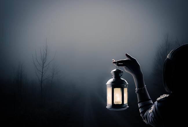 Opis: http://www.magic4walls.com/wp-content/uploads/2014/03/forest-death-road-fog-lantern-art-women-fear-hd-wallpaper.jpg