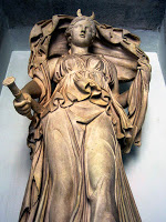 Opis: http://3.bp.blogspot.com/-DU2OqYeV1Rw/UHbkx_2xeUI/AAAAAAAAAyQ/01XXJPvjWC4/s200/450px-Luna_statue.jpg